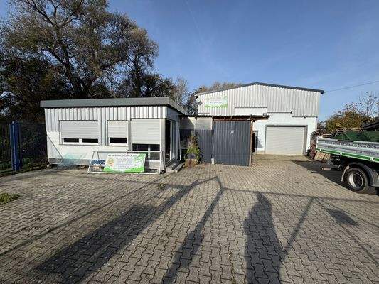 Halle (rechts) Büro (links)