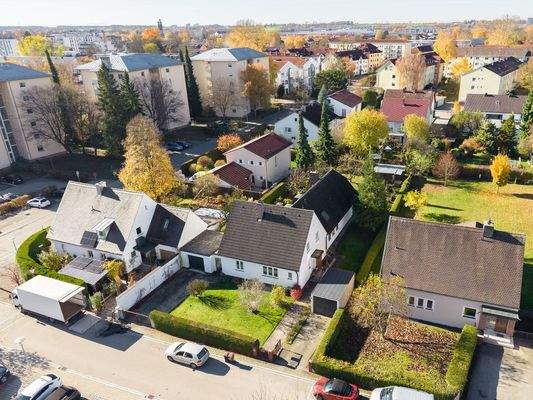 Drohnenaufnahme von Haus und Vorgarten