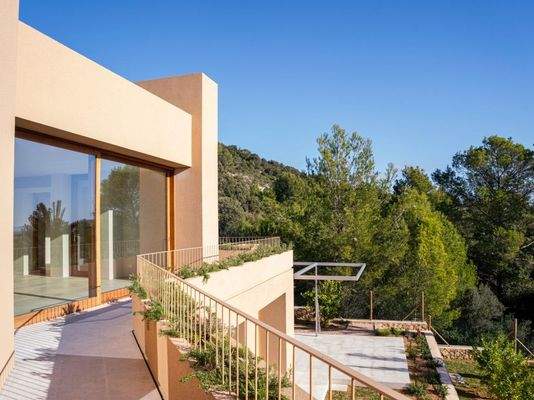 Moderne Villa mit Blick auf den Golfplatz zu verkaufen in Pollensa, Mallorca