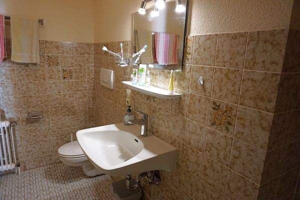 Badezimmer mit Badewanne, Waschbecken und WC.JPG