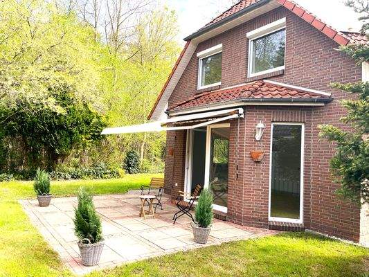 die Terrasse mit Blick ins Grüne