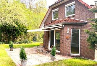 die Terrasse mit Blick ins Grüne