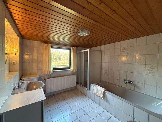Bad mit Wanne/ Dusche und Fenster