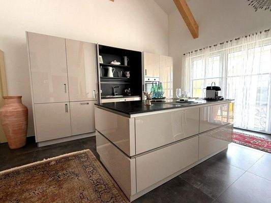 Die moderne Einbauküche mit Kochinsel