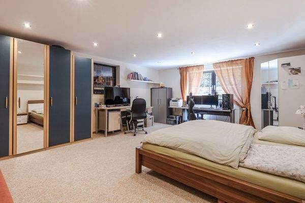 Schlafzimmer im Untergeschoss mit separatem Eingang