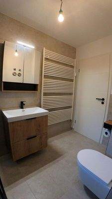 Waschtisch mit Spiegelschrank