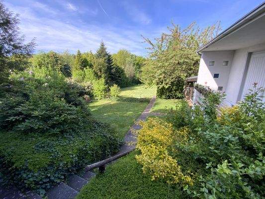 Blick seitlich vom Haus in den Garten