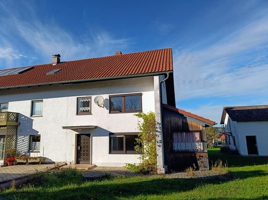 Wohnhausanbau mit Garagengebäude in erhöhter, ländlicher Lage