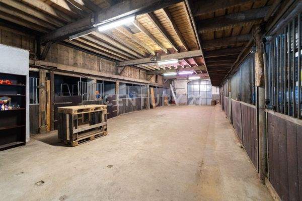großd Scheune mit 10 Pferdeboxen
