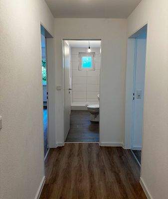 Flur, Bad 1 mit Dusche + Fenster