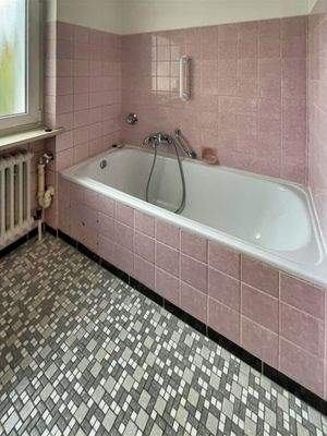 Tageslichtbad mit Badewanne