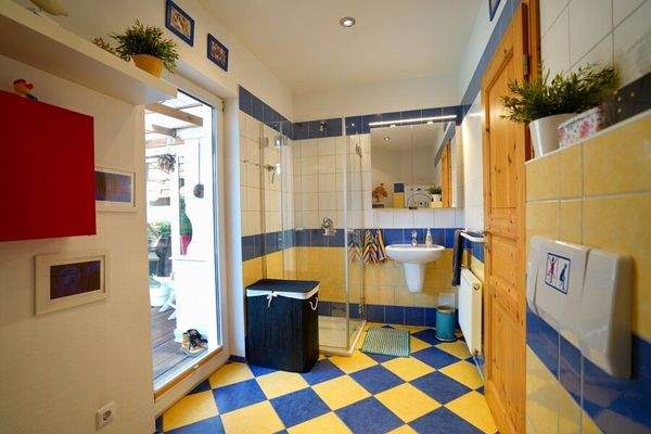 Duschbad mit Zugang zur überdachten Terrasse