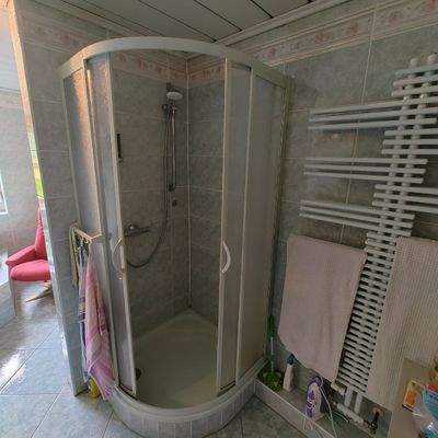 Eckdusche im Badezimmer