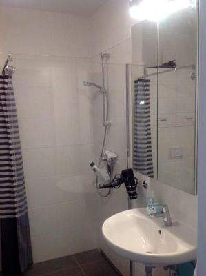 Bad mit WC und Walk-in Dusche