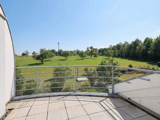Schöner Balkon mit Blick ins Grüne