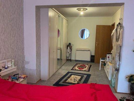 Das Schlafzimmer ist mit der großen Ankleide direkt verbunden