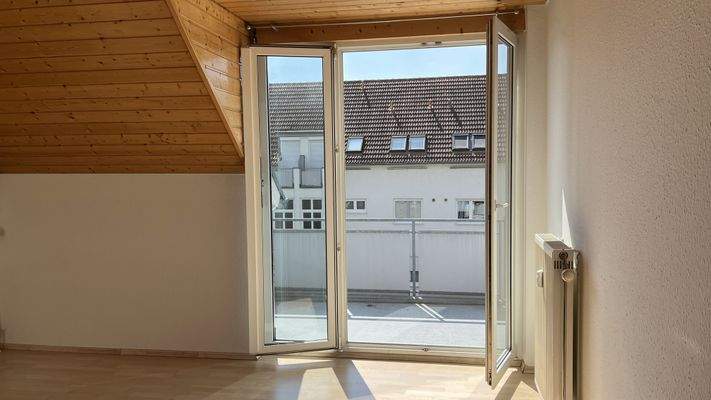 Wohnbereich mit Blick zum Balkon