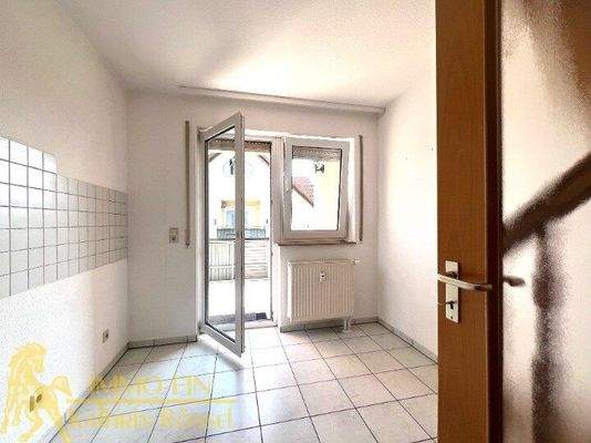 Küche mit Balkonzugang