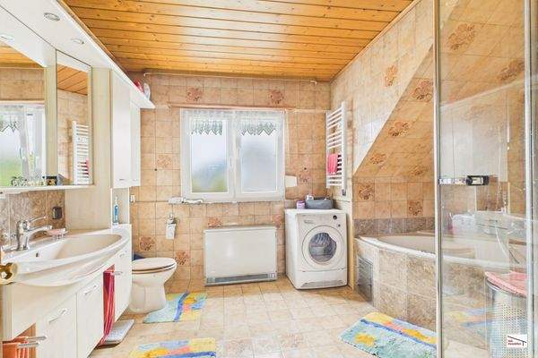 TL-Bad mit Eckwanne und Dusche