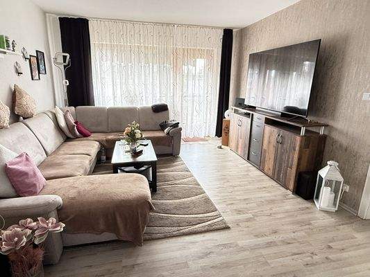 Wohnzimmer EG mit Zugang auf den Balkon