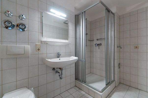 Badezimmer mit Waschmaschinenstellplatz
