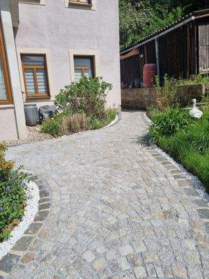 Weg neu mit Granitplaster.jpg