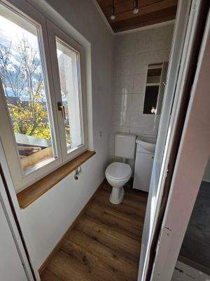 kleines Badezimmer mit WC