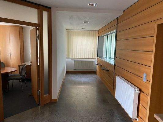 Flur zwischen Schalter und Büro