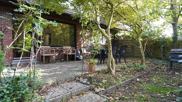 Ihre Wohnung hat eine wundervoll große Terrasse mit Magnolien... 