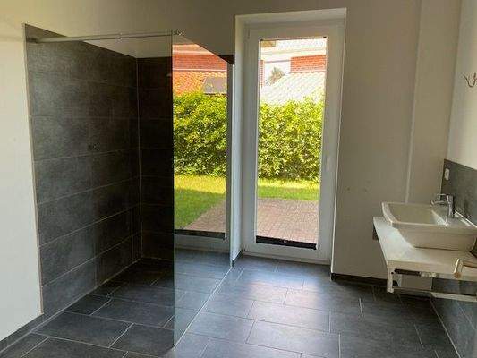 Bad mit begehbarer Dusche.jpeg