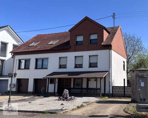 Front mit Giebel rechts