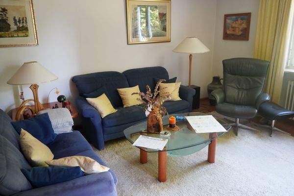 Geräumiger Wohnbereich mit Ausgang zum Südbalkon