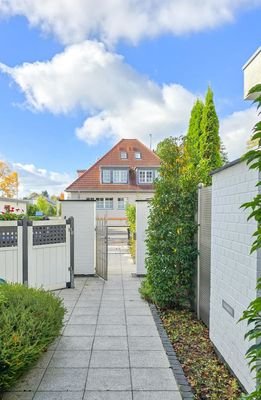 Blick vom Wohnungsausgang zum Grundstückstor