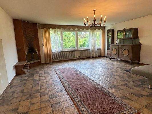 großes, helles Wohnzimmer mit offenem Kamin