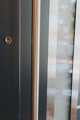 Haustüre mit Edelstahlgriff