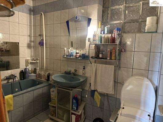 Bad mit Badewanne OG