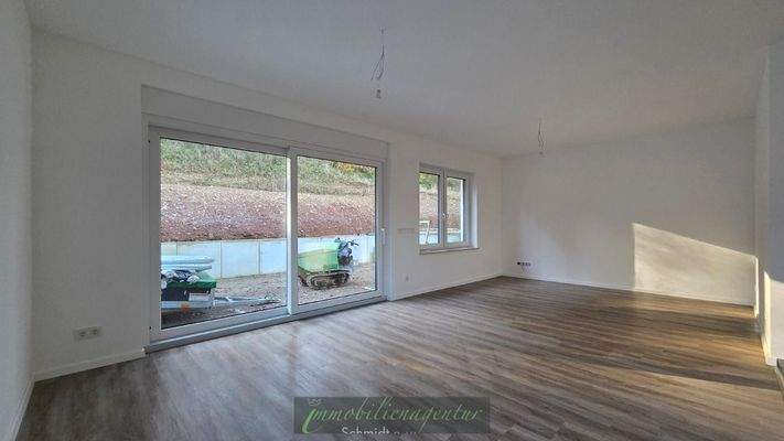 Sonniger Wohn-Essbereich, Terrasse in Arbeit