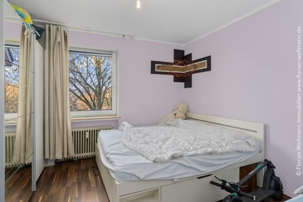 Wohn- und Schlafzimmer Nr. 2 (12,89m²) mit Fenster nach Norden.
