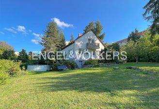 Hausansicht und Garten