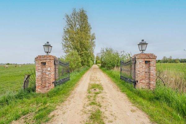 Toranlage zur Privatstraße