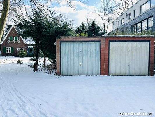Vorder Garten mit Garagen