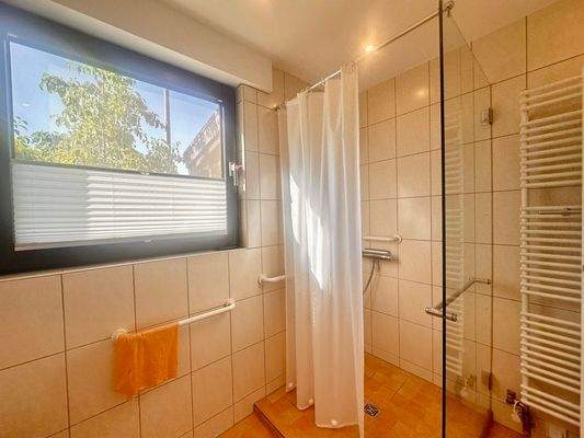 Tageslichtbad mit Dusche 