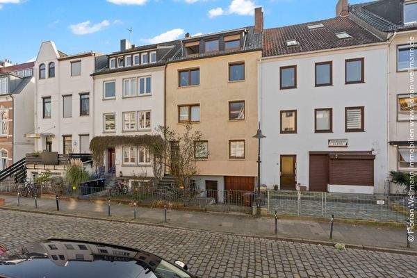 Mehrfamilienhaus von außen 