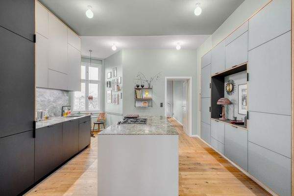 Offene Küche mit Corian Arbeitsflächen