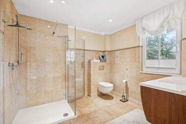 Wannenbad mit Dusche im OG