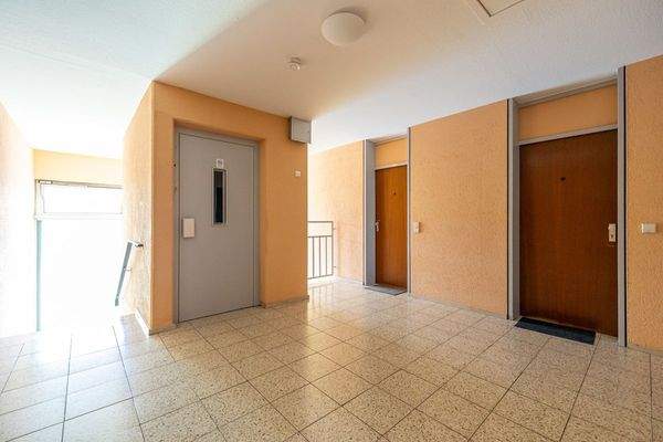 Treppenhaus mit Aufzug