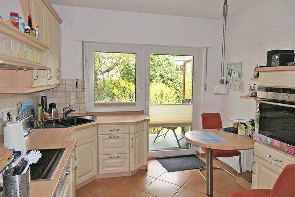 Einbauküche mit Tür zur Terrasse