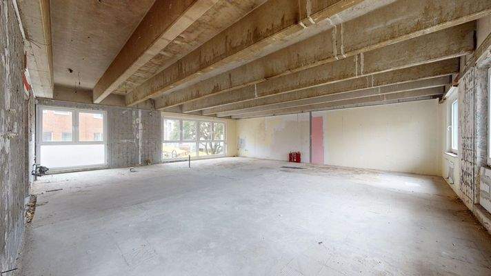 viel Tageslicht durch große Fenster