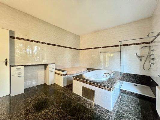 Masterbad mit Dusche und Badewanne