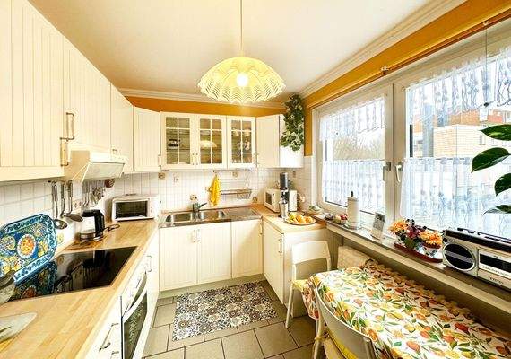 Geräumige Küche mit Zugang zum Esszimmer